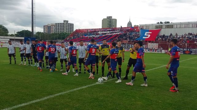 El saludo protocolar de los jugadores de Central Córdoba y Atlas en el Gabino Sosa