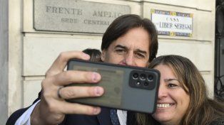 Lacalle Pou fue a la sede opositora y se fotografió con militantes del Frente Amplio