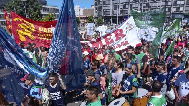 El paro y movilización de CGT y CTA se replica en Paraná: Más que un llamado a la lucha