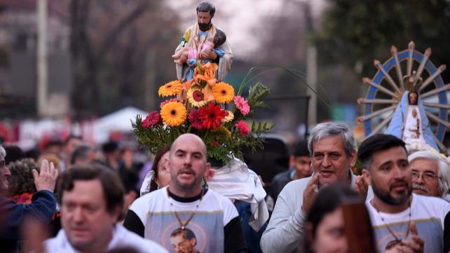 San Cayetano: miles de fieles se movilizan para pedirle al santo cristiano por trabajo y salud