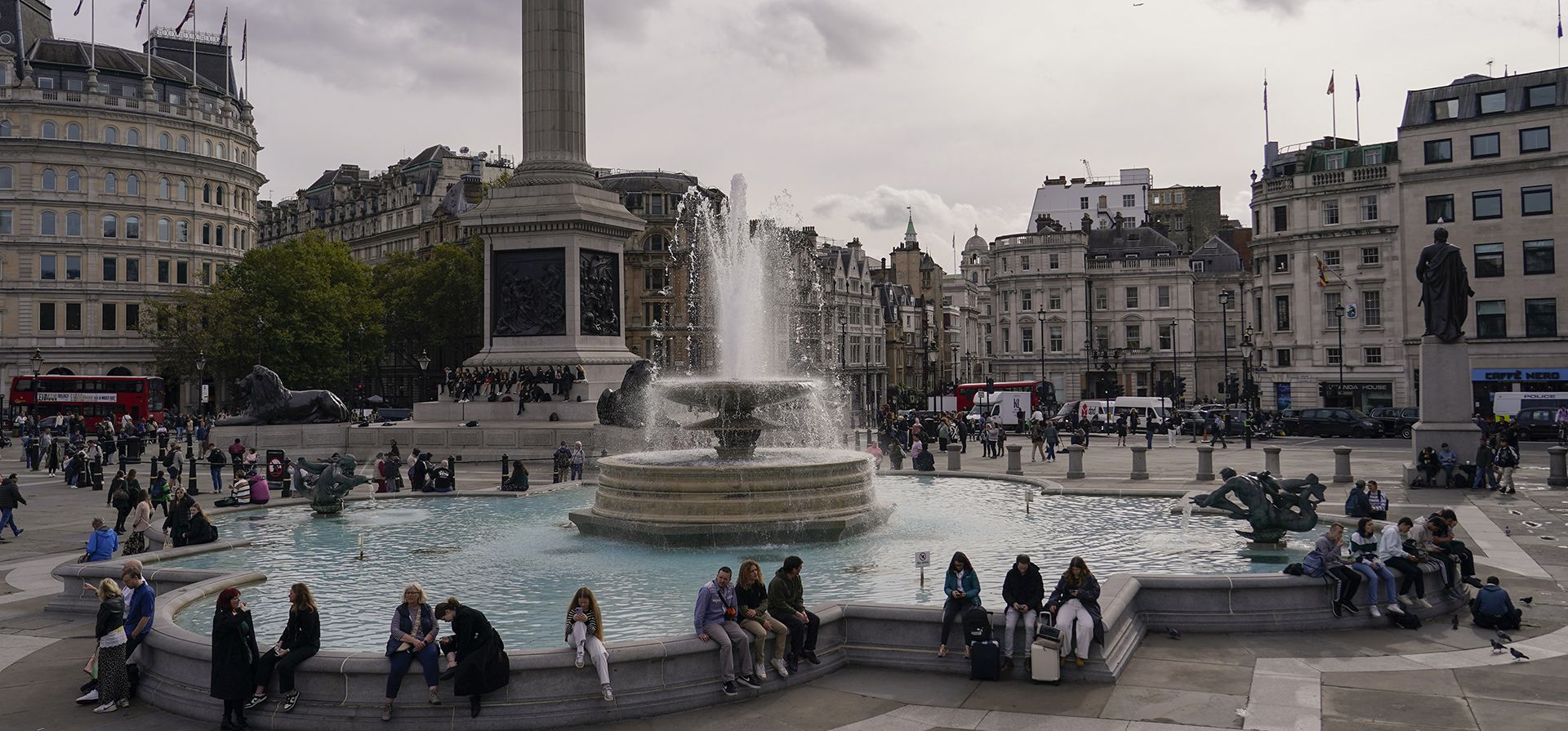 Turistas y residentes se toman un descanso en la fuente de Trafalgar Square, en Londres, el jueves 17 de octubre de 2024. (Foto AP/Alberto Pezzali) Turistas y residentes se toman un descanso en la fuente de Trafalgar Square, en Londres, el jueves 17 de octubre de 2024. (Foto AP/Alberto Pezzali)