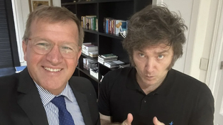Eduardo Serenellini y Javier Milei, días después de que el ahora ex secretario de Prensa tomara las riendas de la comunicación del gobierno nacional.
