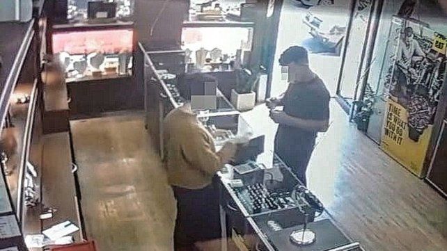 El hombre se probó el anillo y luego salió corriendo del local centrico.