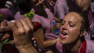 Una batalla de vino abre las fiestas taurinas de San Fermín, en Pamplona