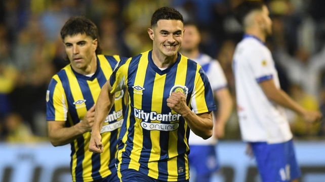 Maximiliano Lovera festeja con puño apretado el empate de Central ante Vélez.