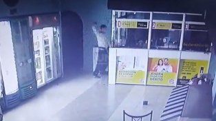 Momento en que el delincuente ingresa a robar al Pago Fácil