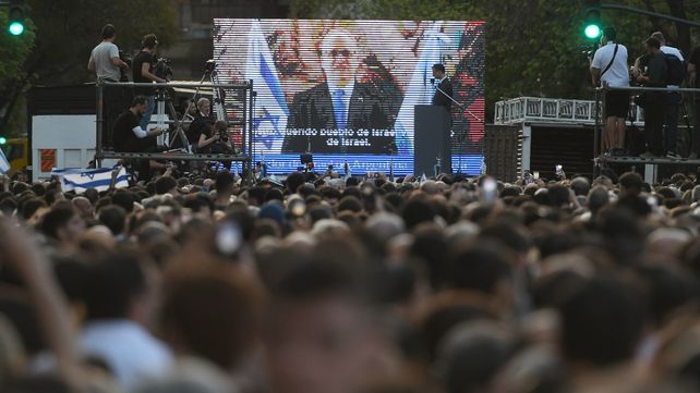 Una multitud se solidarizó en Buenos Aires con Israel y otra marcha apoyó a Palestina