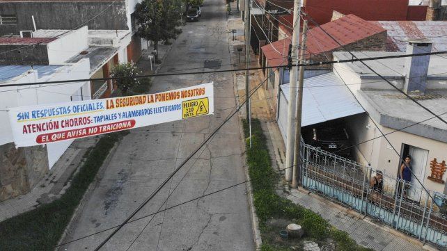 Vecinos de un barrio del macrocentro de la ciudad de Santa Fe colocaron pasacalles dirigidos a los chorros debido a la inseguridad