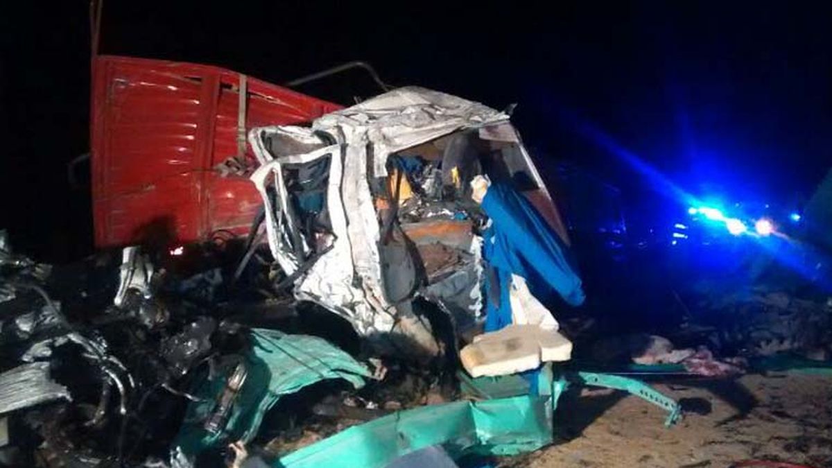 Grave accidente: chocaron dos camiones en la ruta 6 y murieron ambos ...