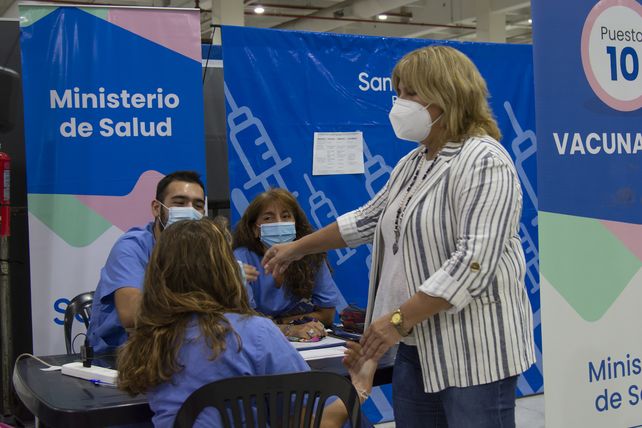 Todo lo que hay que saber sobre el nuevo vacunatorio que hoy abrió en el shopping Portal Rosario