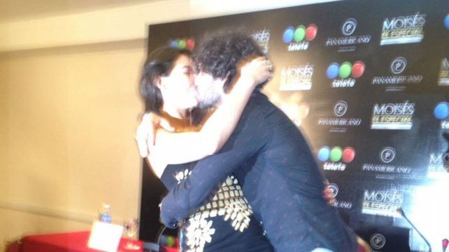 Apasionado beso de Giselle Itié y Guilherme Winter en plena conferencia de prensa
