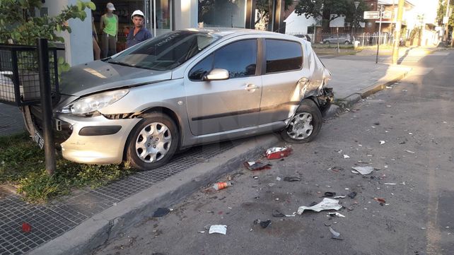 Perdió el control, chocó y volcó en pleno Bulevar Gálvez