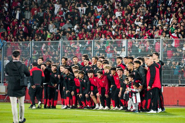 Banderazo: los hinchas de Newells cumplieron con su tradicional rito de apoyo antes del clásico