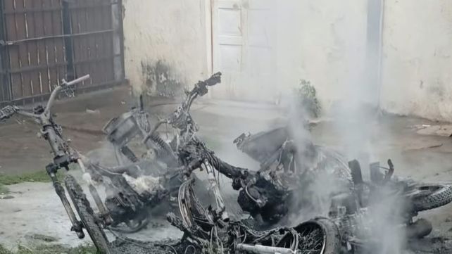 Quedó al descubierto que un preso por robo fue quien incendió tres motos en la Comisaría 8°
