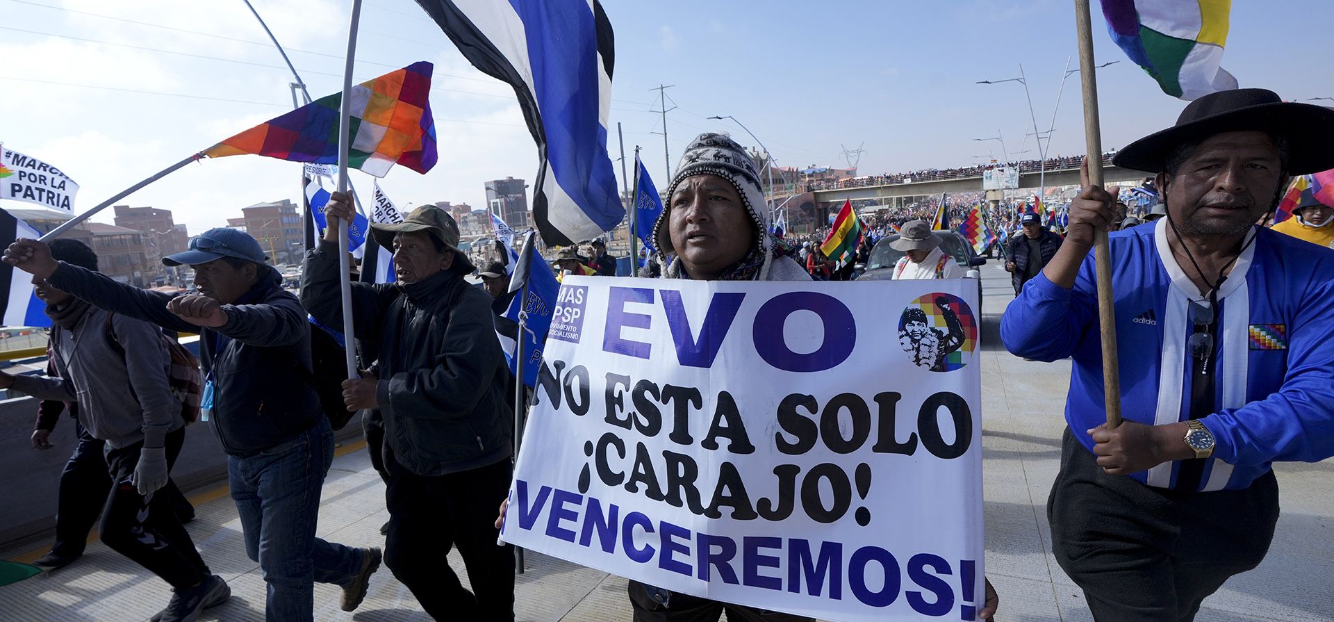 Un partidario del expresidente boliviano Evo Morales lleva un cartel que dice Un partidario del expresidente boliviano Evo Morales lleva un cartel que dice