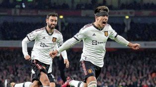 El gol de Lisandro Martínez no le alcanzó al United ante el líder Arsenal