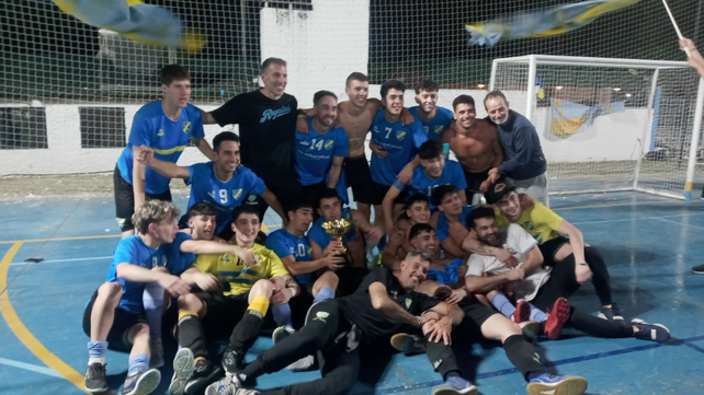 Los jugadores de Regatas celebran la victoria sobre Jockey por 5 a 4 en el tercer y definitivo partido de la final de futsal.