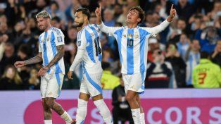 Paulo Dybala celebra el gol, en el retorno a la selección argentina. Ingresó en el segundo tiempo y fue desequilibrante.