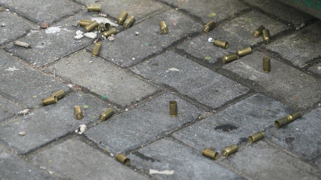 Los restos de las balas quedaron esparcidos cerca de los contenedores.
