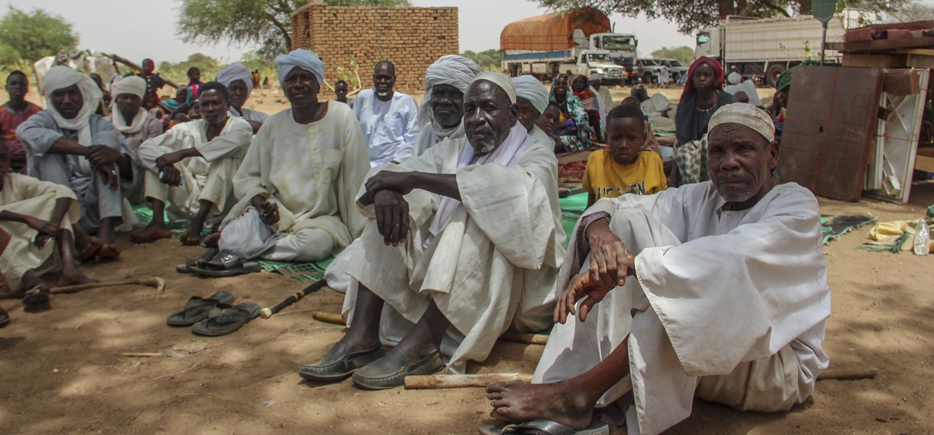 Un grupo de refugiados descansa bajo la sombra de un árbol para protegerse del sol y el calor después de cruzar a la aldea de Koufroun, cerca de la frontera entre Chad y Sudán, en Chad el jueves 27 de abril de 2023. (Donaig Le Du/UNICEF vía AP)