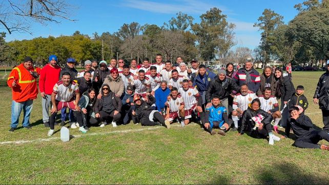 El equipo del barrio Las Flores junto a su hinchada.&nbsp;