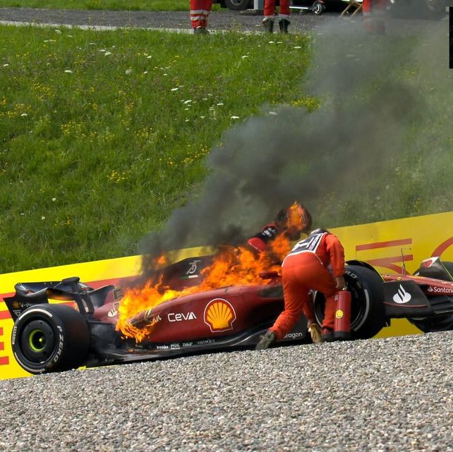 Momento cumbre. La Ferrari de Carlos Sainz arde tras romper el motor cuando iba a superar a Max Verstappen.