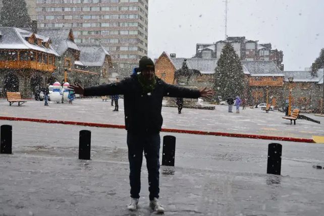La nieve llegó a la cordillera y cubrió de un manto blanco a la ciudad de Bariloche