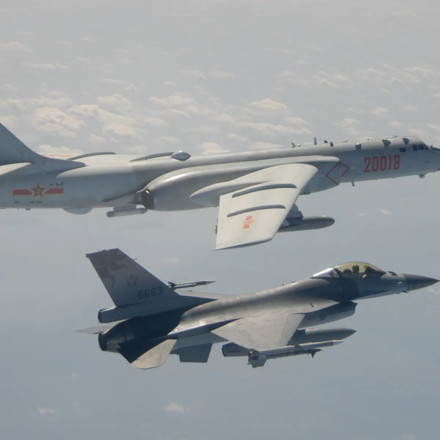 Un bombardero chino es custodiado por un caza de Taiwán en octubre de 2021. Los incidentes de este tipo son permanentes.&nbsp;