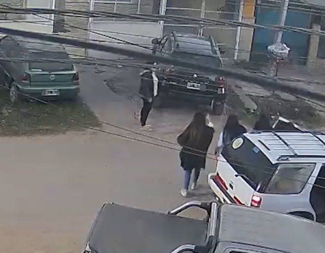 En una filmación se ve a cinco personas que llevan a la nena a su casa. Luego encontraron a la menor desmayada y con una hemorragia inguinal.