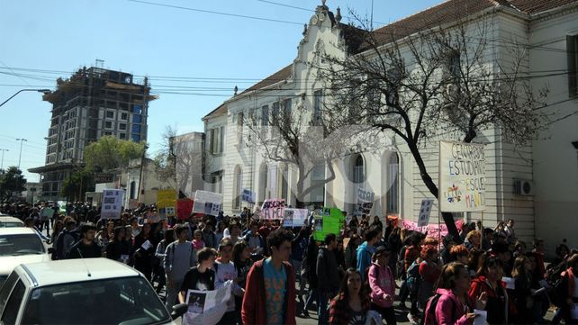 Compañeros de escuela de Melisa Gómez se manifestaron por su búsqueda
