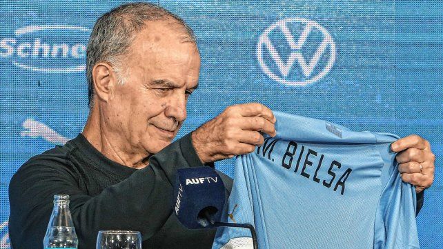 Marcelo Bielsa fue presentado como DT de Uruguay