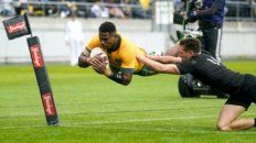 Filipo Daugunu marca uno de los dos tries australianos ante el cierre de George Bridge. Filipo Daugunu marca uno de los dos tries australianos ante el cierre de George Bridge.