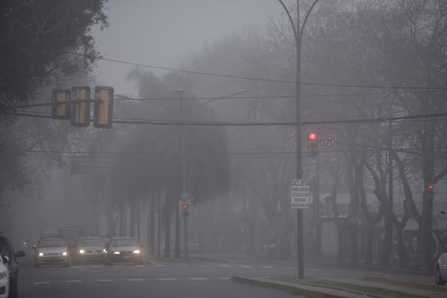 Este jueves llegó con bancos de niebla que afectan a Rosario y a las rutas de la región.