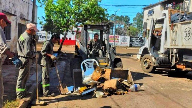 El río Uruguay bajó en Concordia y el municipio desplegó un operativo de limpieza en los barrios ribereños.