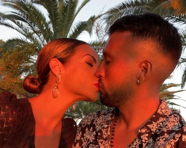 El ex Newells Ezequiel Garay se separó y su mujer lo contó con un sentido video