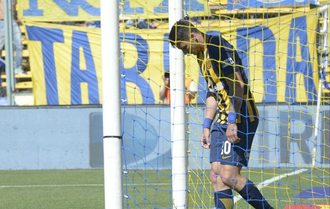 Enredado. Zampedri es el actual goleador canalla y hoy enfrentará a su ex club.