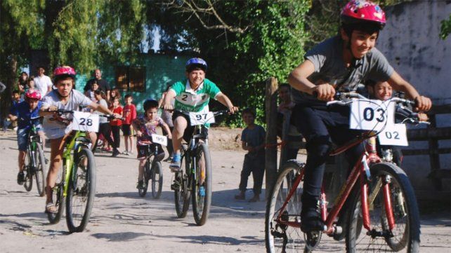Organizan bicicleteada y carreras de embolsados en el barrio Empleados de Comercio