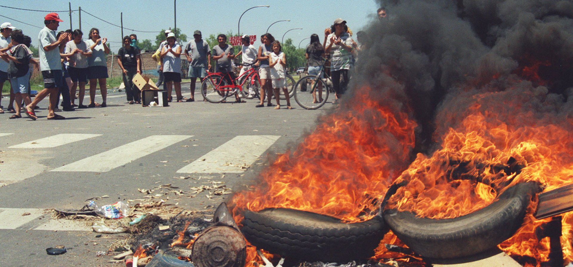 Corte de calles e incendios de cubiertas en reclamo de alimentos en Av. Avellaneda y Rueda. 23-12-2001. 