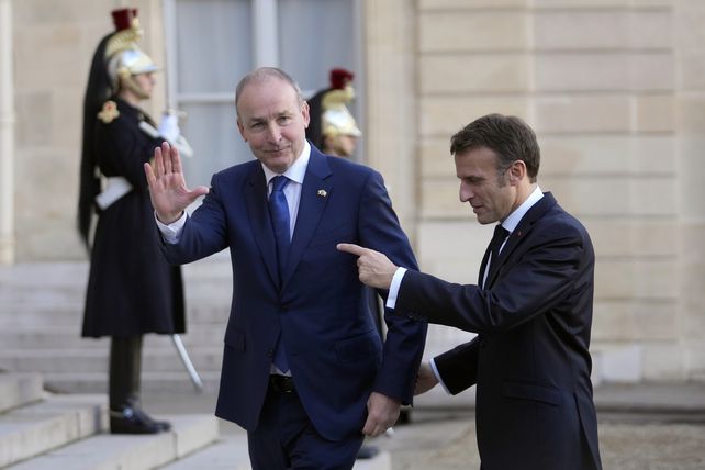 El presidente francés, Emmanuel Macron, recibe al primer ministro de Irlanda, Micheal Martin, antes de su reunión en el Palacio del Elíseo, en París. 