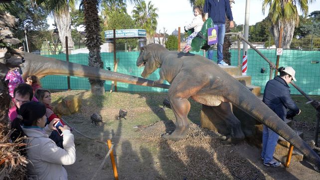 Una multitud eligió el feriado para visitar a los dinosaurios