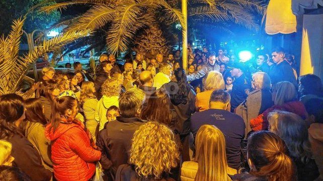Vecinos concentrados frente a la Comisaría 8va. de barrio Guadalupe