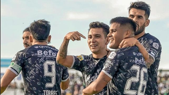 Sarmiento le ganó a Defensa y sueña con la clasificación. Yair Arismendi y Julián Brea los goles