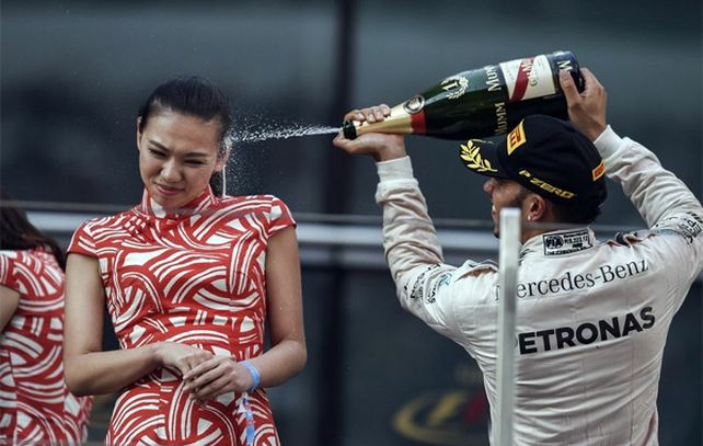 Hamilton emprende sin piedad contra la azafata.