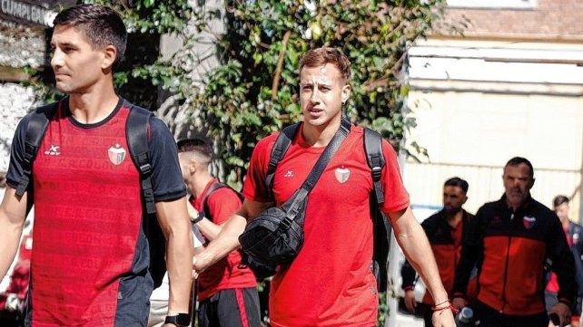 El plantel de Colón viajó este viernes por la mañana a Buenos Aires.