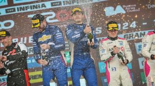 El arrecifeño Agustín Canapino celebra junto al titular Damián Fineschi en el Gálvez la victoria de los 200 Kilómetros de Buenos Aires del TC 2000.