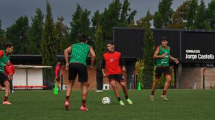 Newells. Un entrenamiento leproso en el Centro Jorge Griffa, con Walter Núñez comandando la pelota. El jueves vuelven al trabajo, pensando en realizar un gran torneo Clausura.