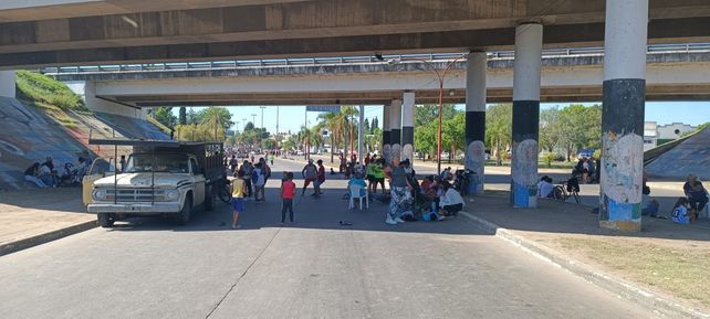 Los manifestantes debajo del puente de Ayacucho y Circunvalación. Desde allí les arrojaron una bomba de estruendo.&nbsp;