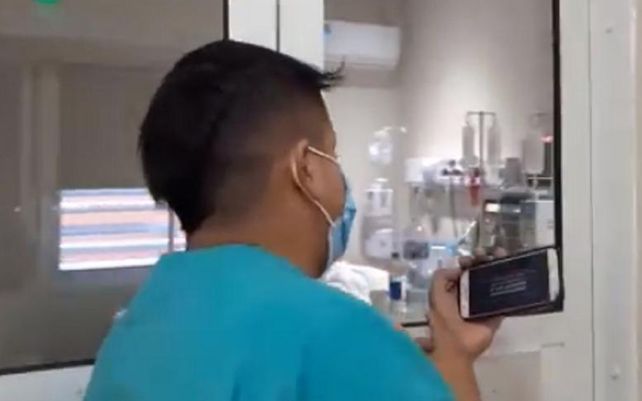 Ivo Corbalán le canta a uno de los pacientes internados.&nbsp;