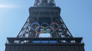 La Torre Eiffel ya luce los anillos 50 días antes de los Juegos Olímpicos de París