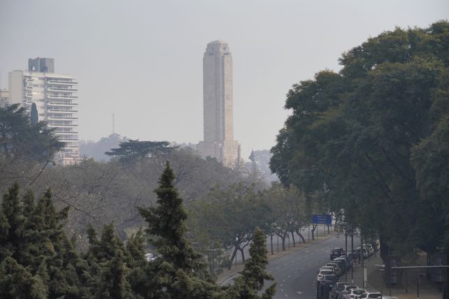 Monumento en tinieblas. El humo pestilente produce una reducción de la visibilidad y provoca irritación en las vías respiratorias.